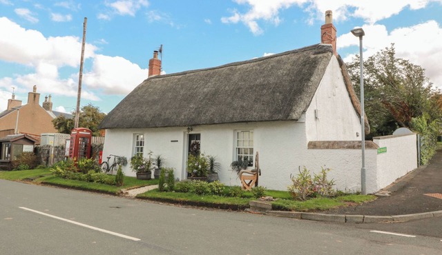 ROWANTREE COTTAGE, pet friendly in Town Yetholm And Kirk Yetholm