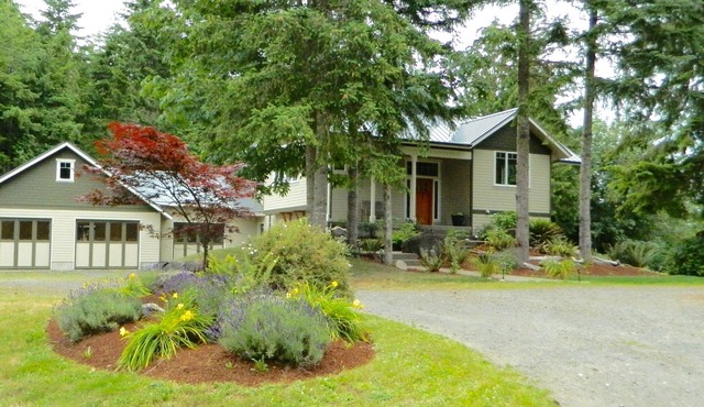 Rowdy, Crazy, Fun - Calm, relaxing, Quiet. Come enjoy Blue Mountain Retreat.