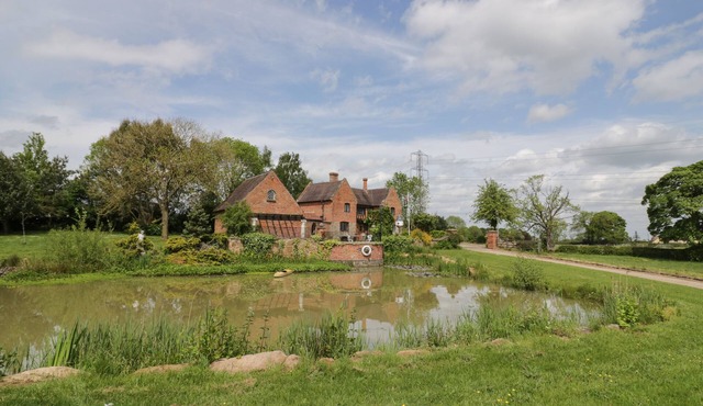 ROWLANDS HOUSE, pet friendly, luxury holiday cottage in Coalville