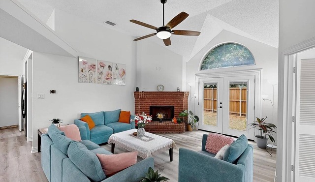 Rowlett Haven: Sunny Getaway w/Pool & Bubbly Tub