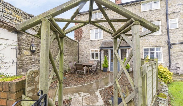 ROWTON MANOR COTTAGE, family friendly, with open fire in Craven Arms