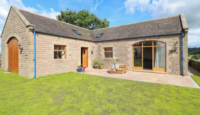 ROWTOR, family friendly, character holiday cottage in Birchover