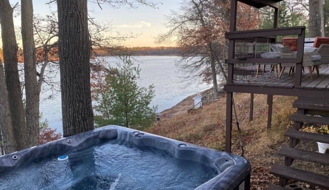 Rowyn's Resort - Cabin w/Hot Tub Lakeside Retreat