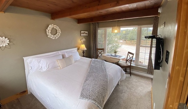 Rowynn's Retreat is a cozy quiet cabin
