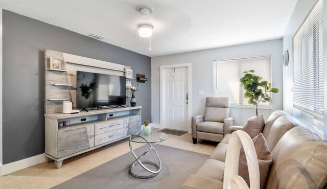 Roxana`s 3bed/2bath Home w/Modern Interior & BBQ Backyard
