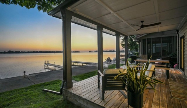Roxie's Modern Lake Front House on the water!