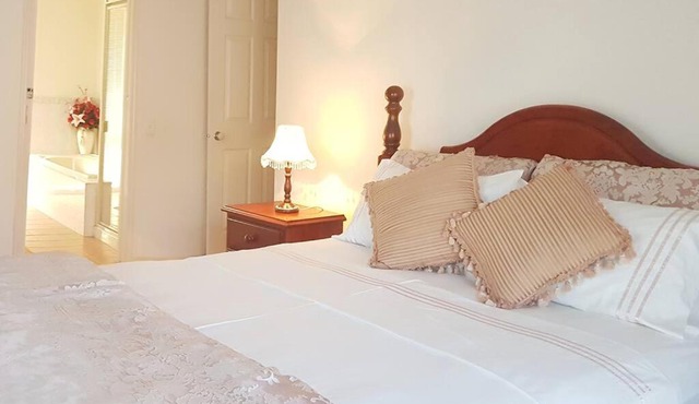 Roxy - A Spacious Cosy Getaway - Near Mel Airport