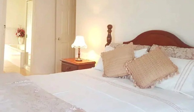 "Roxy" Spacious Cosy Getaway - Near Melbourne Airport