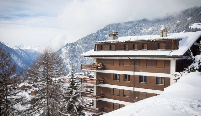 Royal 6, centrally located. Close to shops and restaurants
