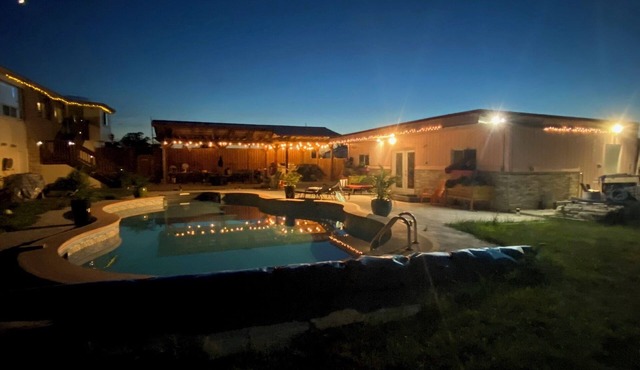Royal B&B #2-Poolhouse w/Kitchen & Private Bath @Royal DeMaria Winery