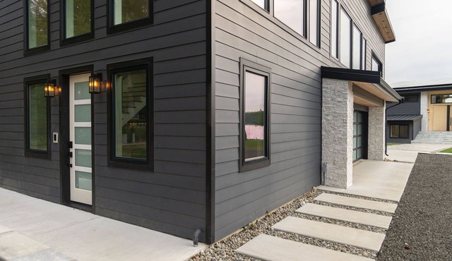 Royal Beacon: Tranquil Waterfront Retreat
