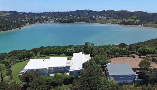 Royal Blue - Elevated Putiki Bay Views