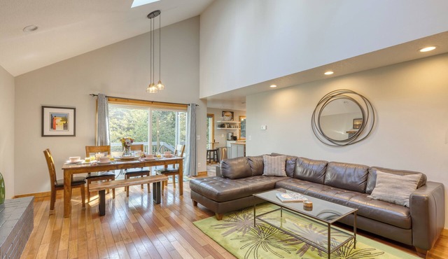 Royal Canoe by AvantStay | Walk to the Shore + Private Yard