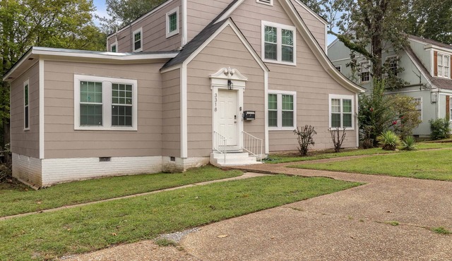 Royal Chateau in the heart of Fondren!