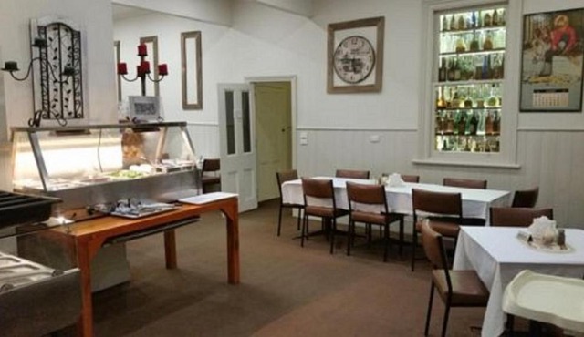 Royal Hotel Snake Valley