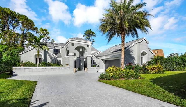 ROYAL LANE RETREAT - High-End Custom Home, Steps to Community Pool!