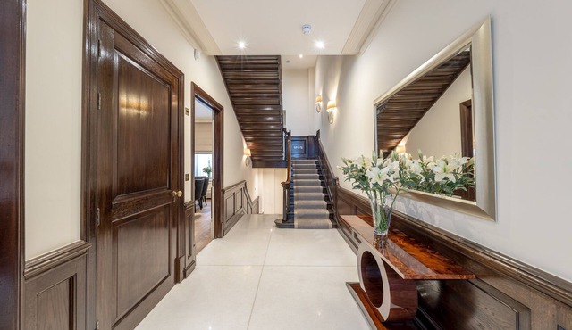 Royal Mayfair Mansion: Luxurious 7-Bedroom villa