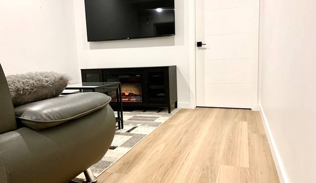 Royal Oak - 2-bedroom (King & Queen bed), Living Area, Kitchen and Full bathroom