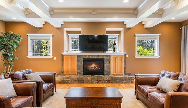 Royal Oak Manor Lrg private home and yard sleeps 18!