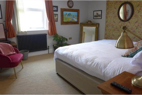 Royal Oak Retreat - Sleeps 6 Pub & Pet Friendly