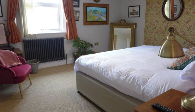 Royal Oak Retreat - Sleeps 6, Pub & Pet Friendly