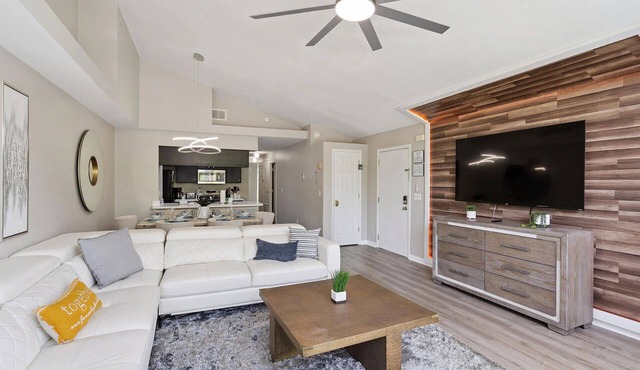 Royal Palm/Beautiful condo close to Disney/Communal pool and Spa/Themed Bedrooms