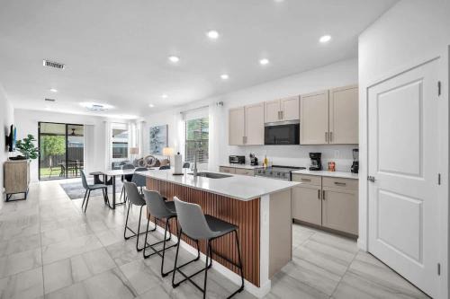 Royal Palm Gateway - Spacious Family Retreat in Sunny Homestead