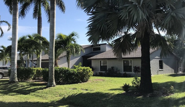 Royal Palms Getaway - Heated Pool, Excellent Location!