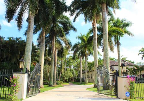 Royal Palms Villa, Pool, Spa, Private Gate, 1,5 acre