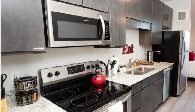 Royal Red Suite: King bed, 10 mins to MSP/MOA, Free indoor Parking