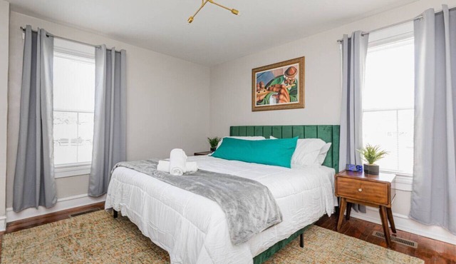 Royal Respite: Green Kings & Grey Queens Hideaway!