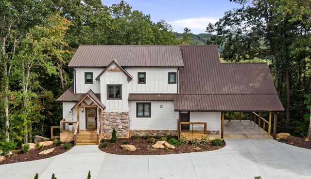 Royal Retreat - Brand New, Luxury, Mountain View, 4 Bedrooms, All En Suites!