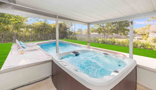 Royal Retreat - Sparkling Blue Pool And Spa