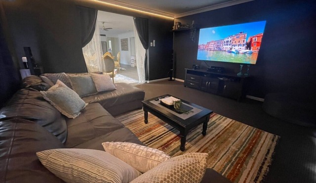 Royal Romanesque holiday house in Dakabin/3 min to shops