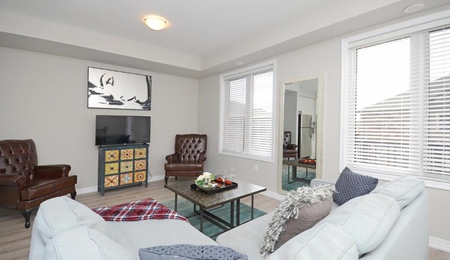 Royal Stays Townhome Collection - 3 Bedroom Townhome in Oakville