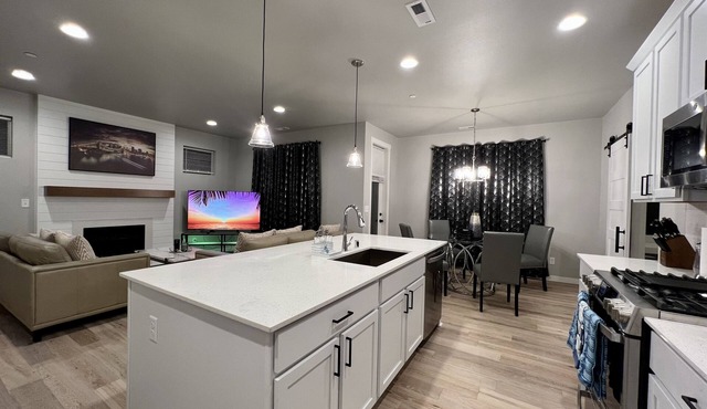 ROYAL VILLA: 2022 built gorgeous, elegant, and spacious house