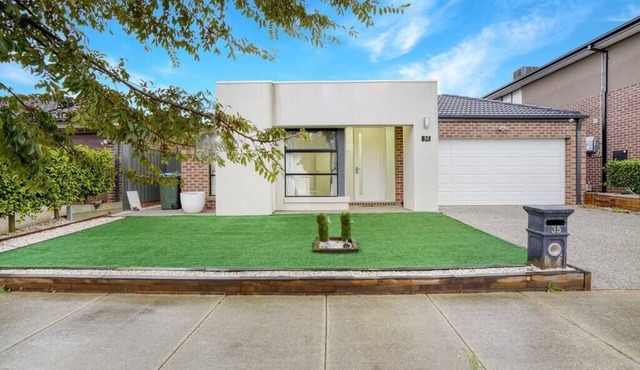 Royal Vintage Central Tarneit Family Entertainer*