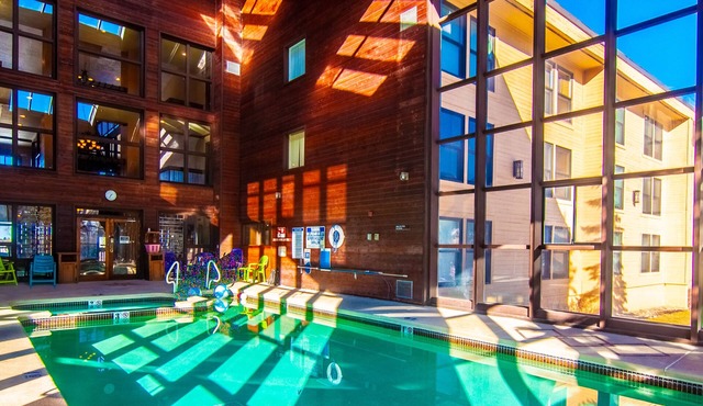 Royal Vista III, Pool & Hot-Tub, Ski-I/O, 2 BR, 2 Bath, Sleeps 6