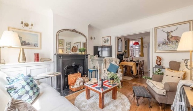 Royal Windsor Castle Cottage | With Courtyard