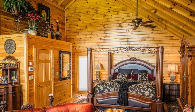 ✧Royale Cabin- KING bed, hot tub, NO CLEANING FEE