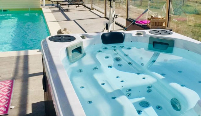 Royaume des Bulles-Evasion pool, jacuzzi, spa, massages & Champagne bubbles