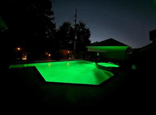 ROYCE mini-mansion with heated pool & spa Houston