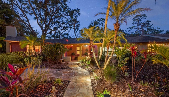 ROYS PLACE Romantic/Private Near Downtown and Beaches. Private Heated Pool!