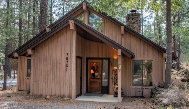 RR015 | Lovely Ranch cabin nestled in the woodsy Central Oregon landscape.