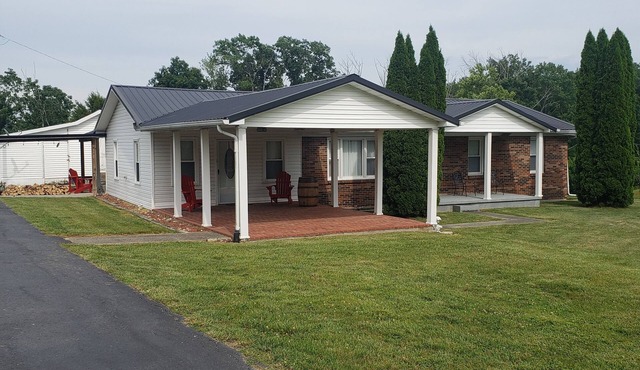 RRG Remote Hilltop Charm-Wifi -HotTub, and awesome views!