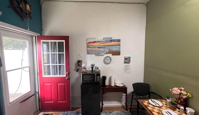 RRRRAD Room by the beach with AC and Heat if needed in Norfolk. Big TV Too
