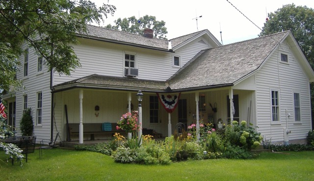 Rubicon farmhouse minutes from Erin Hills Golf course, Holy Hill, & Bowery Barn