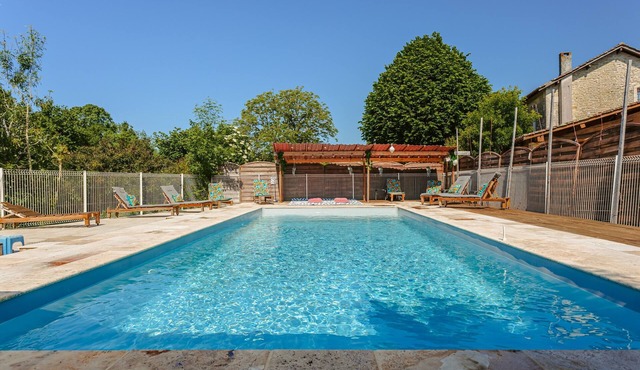 “Rubis” Guest Room with Private Garden, Wi-Fi & Air Conditioning