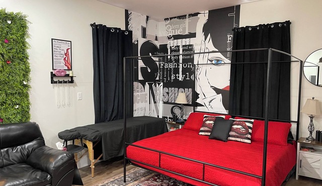 Ruby Red Haven – Chic Downtown Retreat Dayton