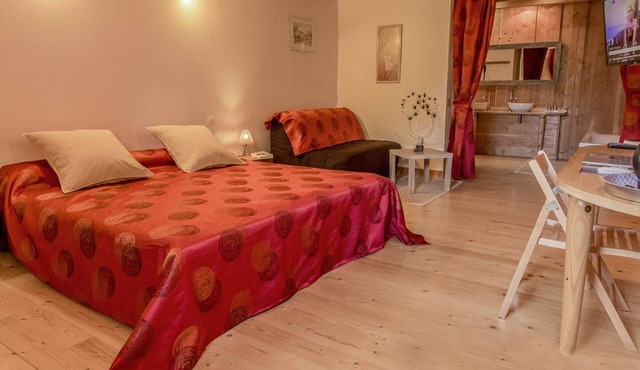 Ruby Room: Elegance and Comfort in the Heart of Nature